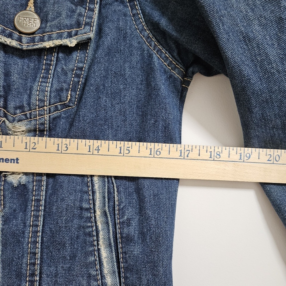 Free People Denim Jacket Womens 4 Blue Distressed Cropped Button Front‎ Bohemian - Picture 7 of 10